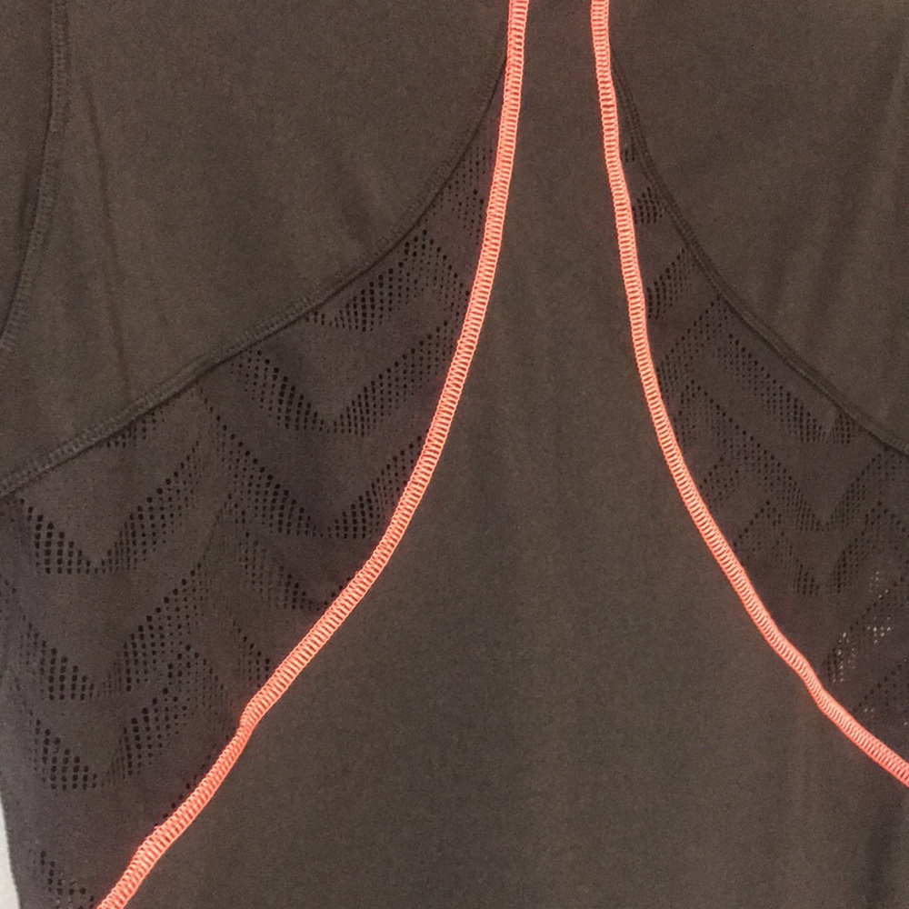 Under Armour Ido-Chill Ventilated Tech Top - Picture 7 of 10
